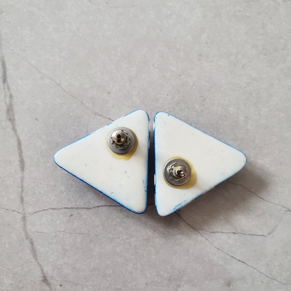 Hand painted triangular blue and white earrings - Picture 4 of 4